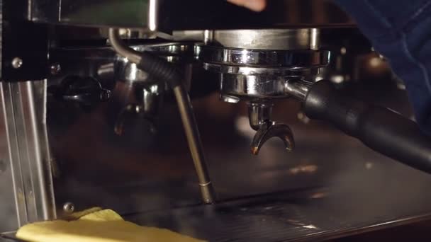 Barista preparando bebidas en cafetera — Vídeos de Stock
