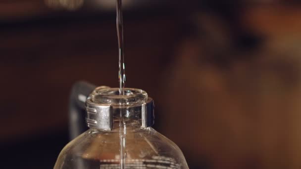 Préparation du café dans une machine à café sous vide alternative — Video