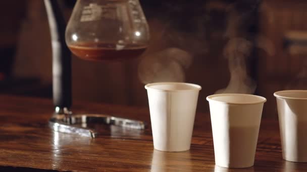 Trois tasses de délicieux café sur la table en bois — Video