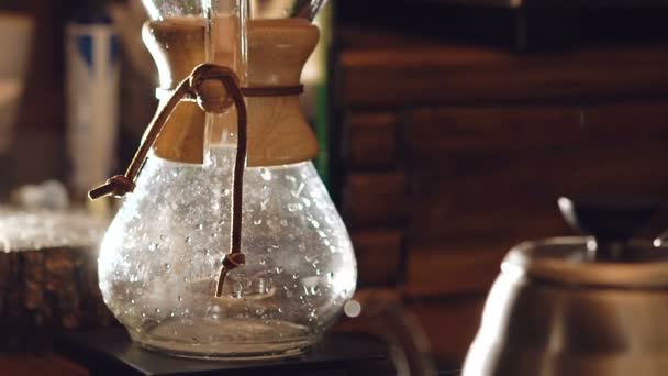 Кухонные принадлежности для приготовления традиционного кофе — стоковое видео