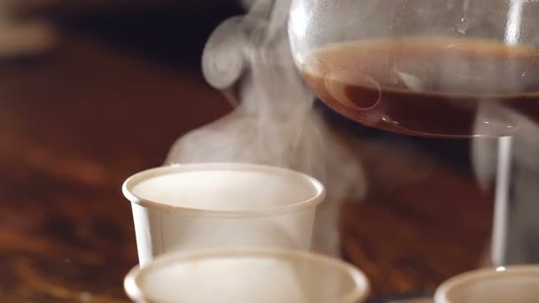 Испарение вкусного черного кофе — стоковое видео