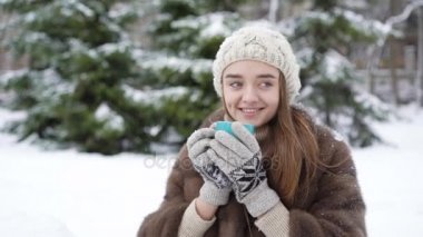 Sevimli genç kız sıcak kahve kış günü 4 k açık içme