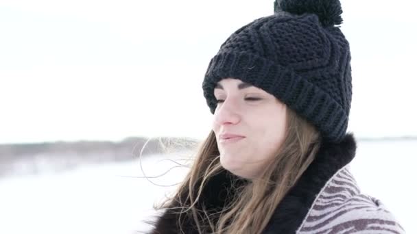 Close up retrato de menina bonita olhando para o lado no dia frio ventoso. Devagar. — Vídeo de Stock