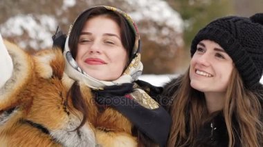 Selfie kış Park alarak iki genç kız. Ağır çekim