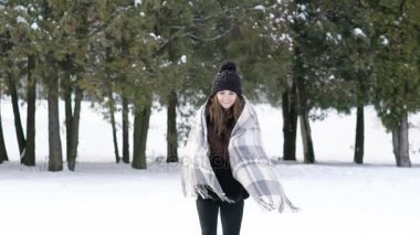 Mutlu kız kış Park'ta yürüyordunuz ekose kaplı. Yavaş yavaş
