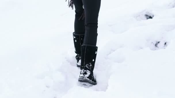 Acercamiento piernas femeninas caminando sobre la nieve. Despacio. — Vídeos de Stock