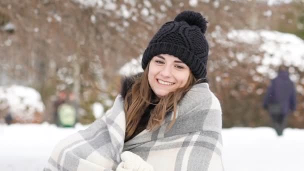 Retrato de menina bonita sorrindo para a câmera no dia frio ventoso. Devagar. — Vídeo de Stock