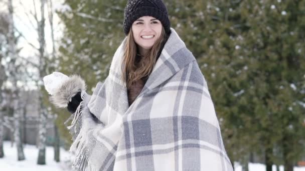 Zwei Mädchen spielen im Park mit Schneebällen. langsam — Stockvideo