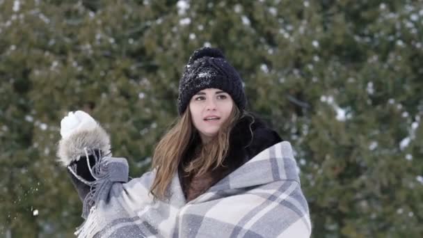 Glückliches Mädchen, das im Park mit Schneebällen spielt. Zeitlupe — Stockvideo