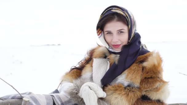 Junges Mädchen in Winterkleidung lächelt und posiert vor der Kamera 4k — Stockvideo
