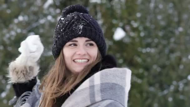 Chicas jugando con bolas de nieve en el parque — Vídeos de Stock