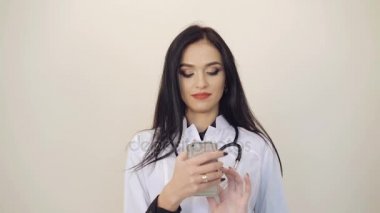 Cep telefonunuzun arka plan üzerinde oldukça kadın doktor. 4k