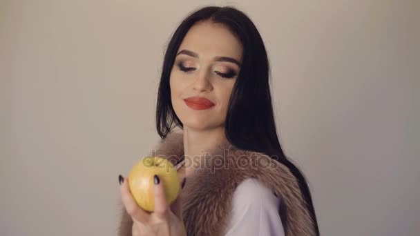 Chica inteligente coqueteando con manzana a la cámara 4K — Vídeos de Stock