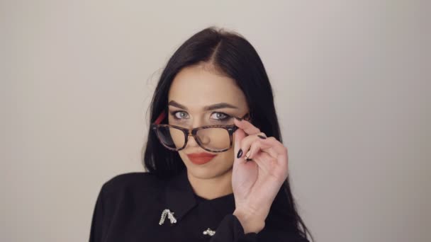 Morena apaixonada em óculos flertando com a câmera no fundo 4K — Vídeo de Stock