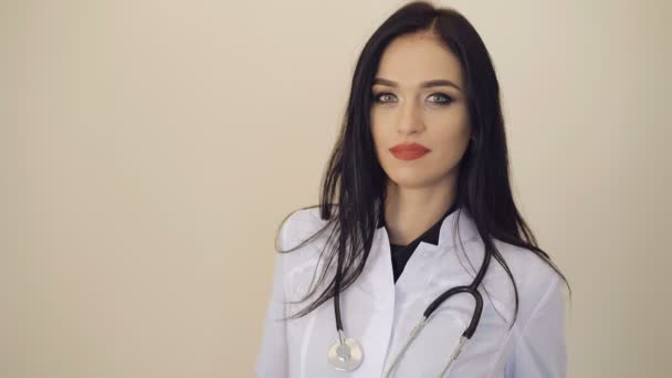 Πορτρέτο του αρκετά αυτοπεποίθηση γυναίκα γιατρό ψάχνει για την κάμερα 4k — Αρχείο Βίντεο