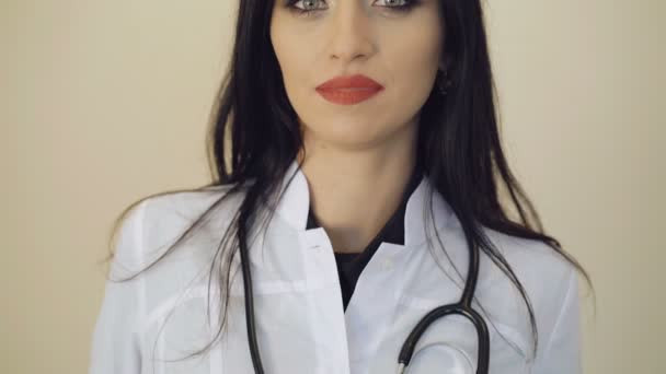 Портрет довольно уверенной женщины-врача, смотрящей в камеру 4К — стоковое видео
