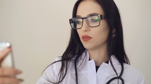 Consultoria web médico bonita fêmea com paciente 4K — Vídeo de Stock