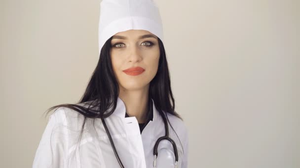 Happy look de jolie femme médecin regardant à la caméra sur fond 4K — Video