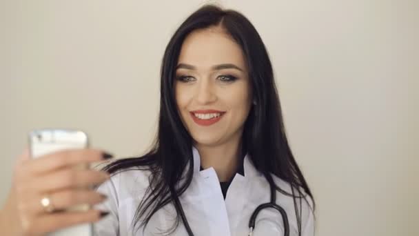 Bastante mujer consultoría web médico con paciente 4K — Vídeo de stock
