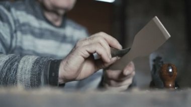Yaşlı hanımları mutfak 4 k için el yapımı tahta kaşık katmanlarıdır adam buruşuk