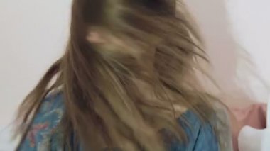 Güzel kız duygu ile kamera için poz ve saç atma. Yavaş yavaş