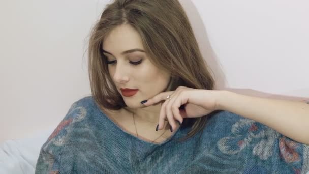 Hübsche Mädchen posiert vor der Kamera mit Emotionen auf dem Bett Hintergrund. langsam — Stockvideo