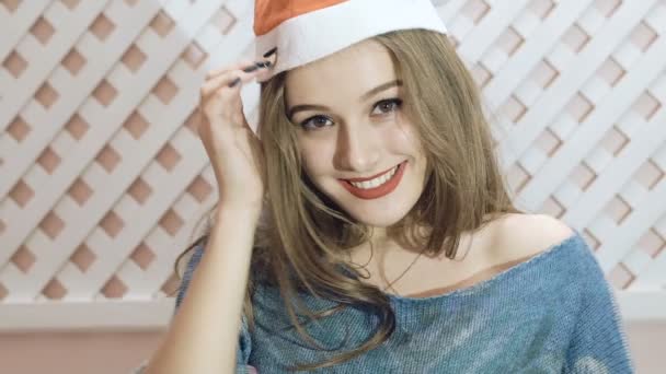 Happy girl in santa hat posing on background. Slowly — Stock Video