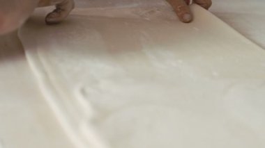 Kadının puf hamur yapma eller. Yavaş yavaş