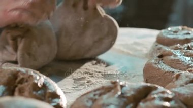 Tablo üzerinde hamur yoğurma geleneği giysili yaşlı kadınlar. Yavaş yavaş