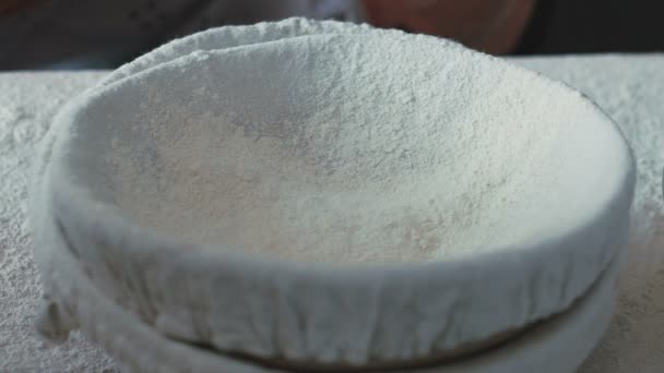 Womans ręce przesiewania mąki. Powoli — Wideo stockowe