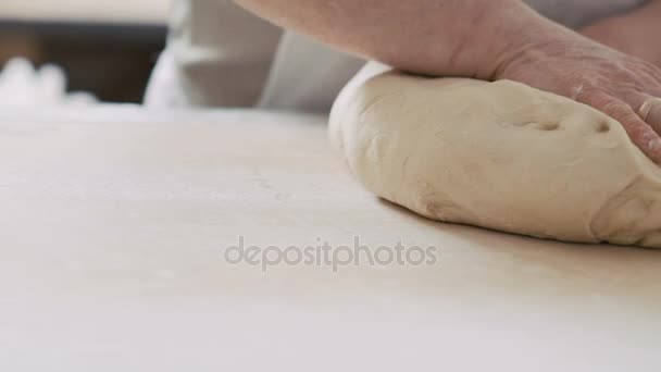 Женщины месят тесто за хлеб на столе. Медленно. — стоковое видео