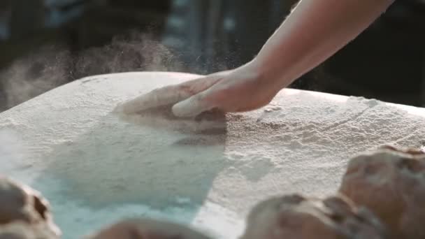 As mãos de mulheres amassam a massa de farinha na mesa. Devagar. — Vídeo de Stock