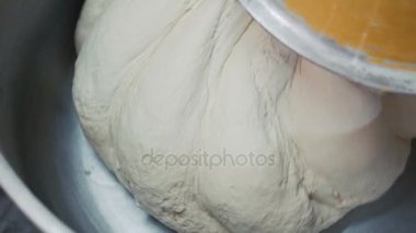 Hamur 4 k büyük bir miktarda yoğurma işlemi