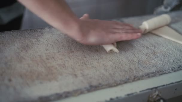 Zubereitung der Croissants in Bäckerei 4k — Stockvideo