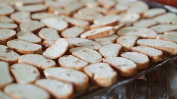 Primo piano di molti toast freschi con uvetta in 4K — Video Stock