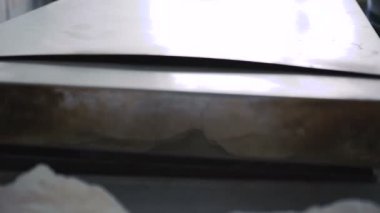 İnce bir yaprak hamuru 4 k hazırlanıyor