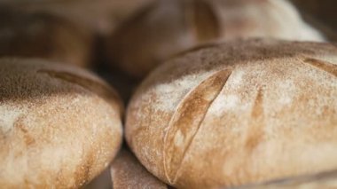 Birçok taze çavdar ekmeği 4 k loafs