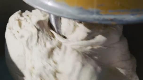 Un processus de pétrissage d'une grande quantité de pâte 4K — Video