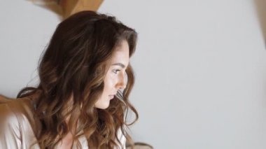 Baştan çıkarıcı kız yatakta poz iyi. Yavaş yavaş