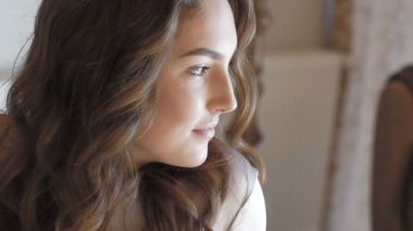 Baştan çıkarıcı kız yatakta poz iyi. Yavaş yavaş