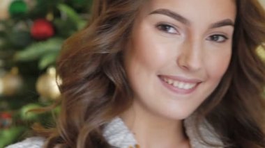 Genç kız görünümünü gülümseyen mutlu. Yavaş yavaş