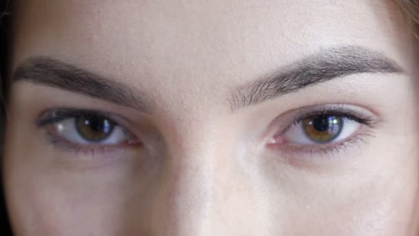 Fermez les yeux des femmes qui clignotent. Doucement. — Video