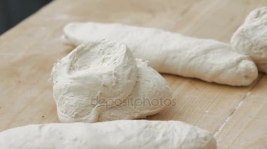 Kadınlar için masada ekmek çavdar hamur yoğurma