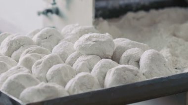 Hamur rulo pişirme için hazırlanıyor
