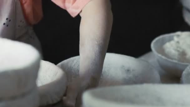 Mujeres tamizar las manos harina. Despacio. — Vídeo de stock