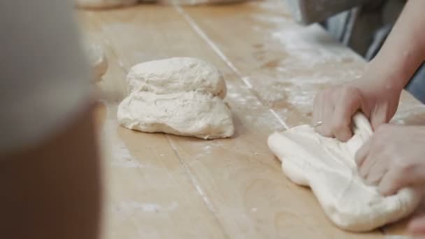 Женщины месят ржаное тесто для хлеба на столе — стоковое видео
