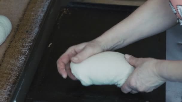 Preparación de masa para hornear panes — Vídeo de stock