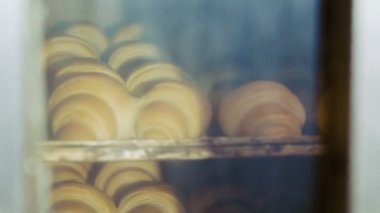 Kruvasan fırında pişirme işlemi