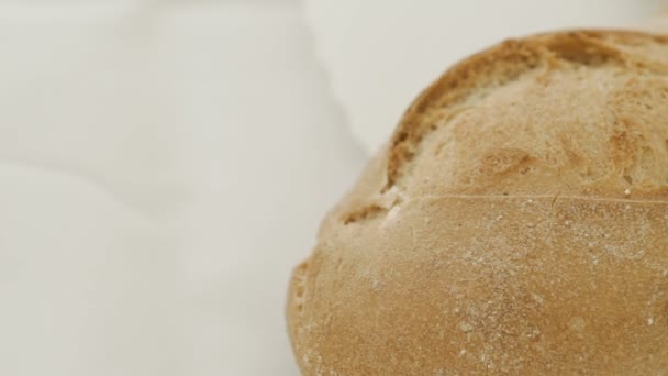 Primer plano del pan de trigo sobre el fondo blanco — Vídeo de stock