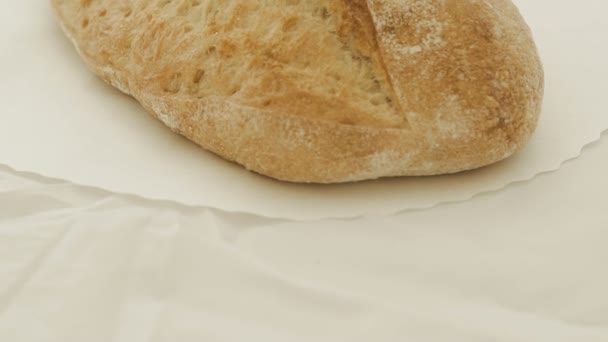 Крупним планом пшеничний хліб на білому тлі — стокове відео